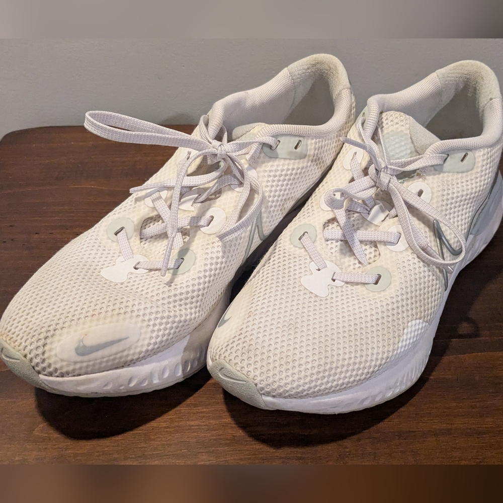 Nike Renew Size 10 White & Silver Mesh Sneakers